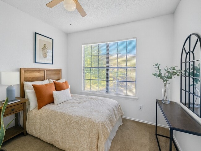 Building Photo - 3BR SFR w/ Garage & Fenced Yard in Fort Worth