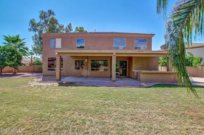 Building Photo - 562 N Danielson Way