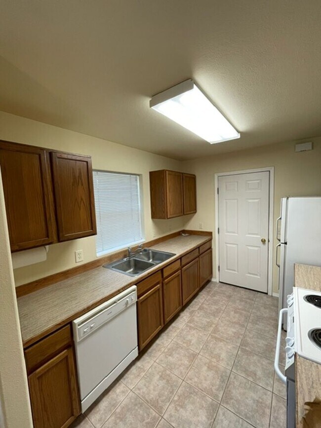 Building Photo - 2 Bedroom 1 1/2 Bathroom - Close to Campus...