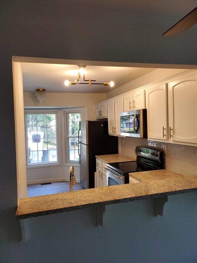 Breakfast Bar - 5034 Laurel Bridge Dr SE