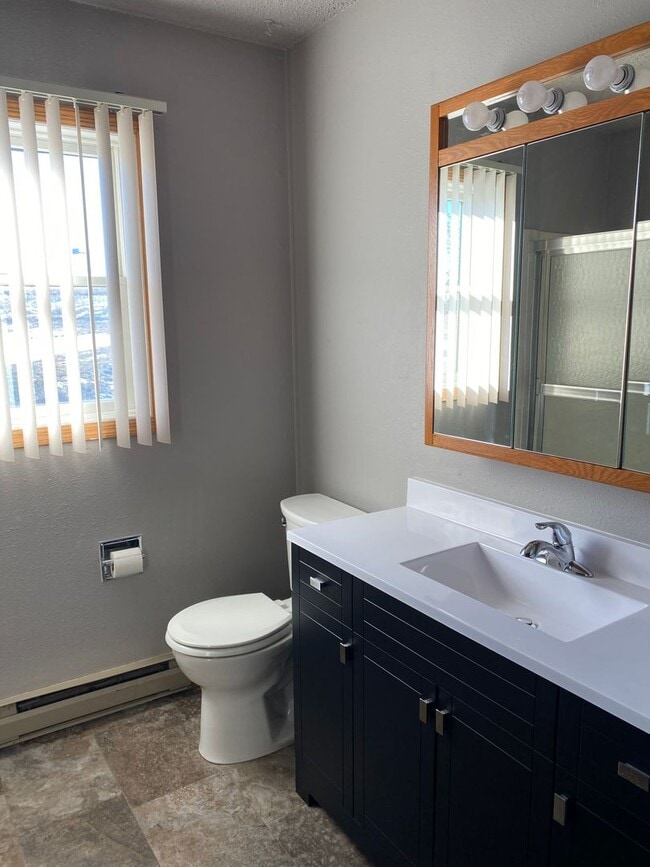 Building Photo - Beautiful, Spacious 3 bed Condo