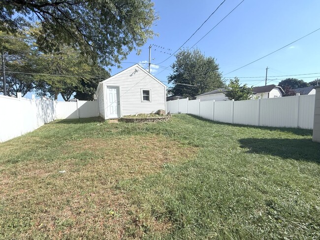 Building Photo - 3-bedroom single family in West Allis - Available now!