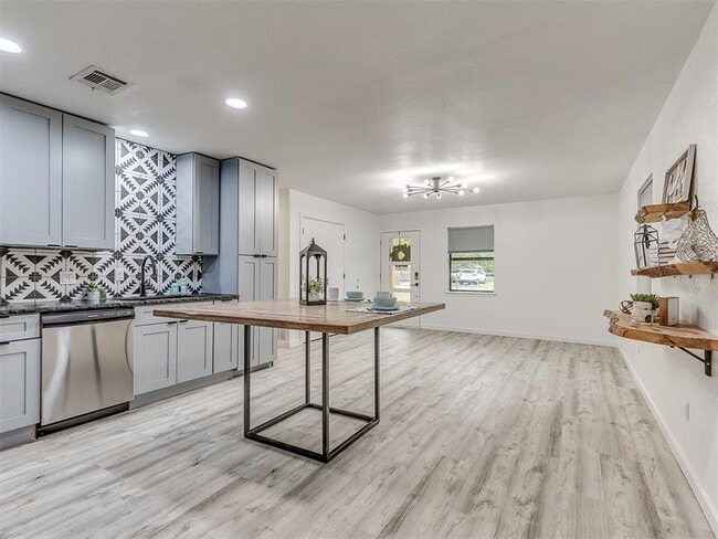 Building Photo - 906 E Comanche St