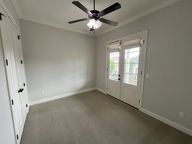 Building Photo - Stunning 4 bedroom, 3 bathroom 2 story hom...