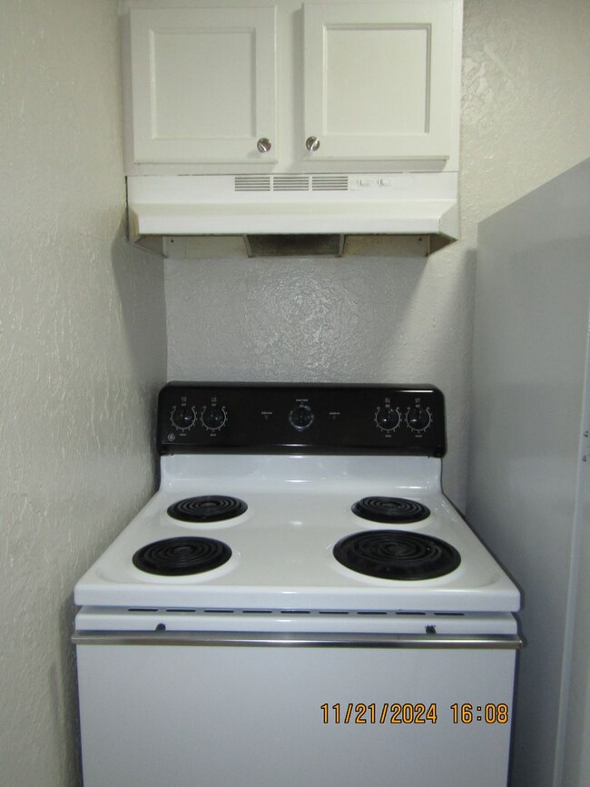 Building Photo - 5 Bedrooms. Newly renovated! $200 off firs...