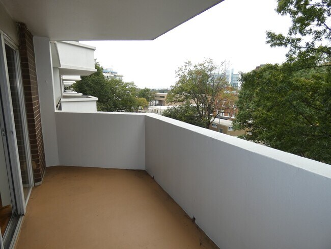 Building Photo - Renovated 1BR, 1BA + Garage Space. 2 Block...