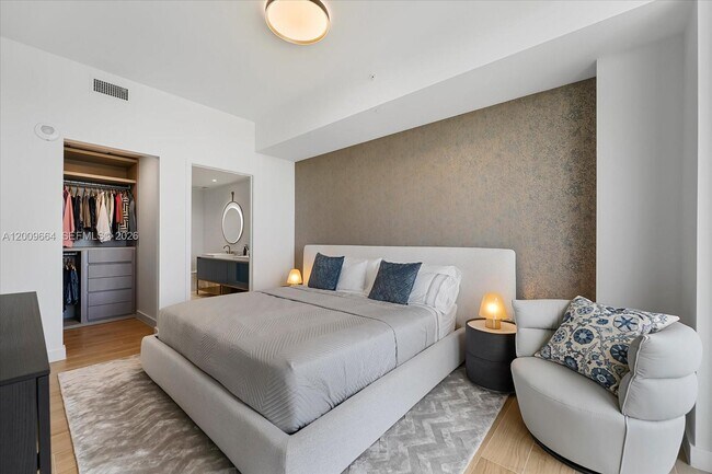 Building Photo - 2678 Tigertail Ave