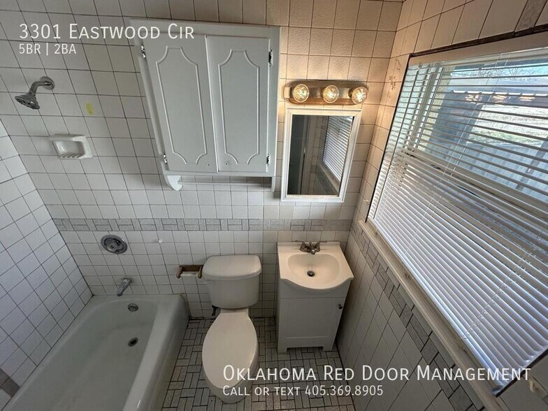 Building Photo - 3301 Eastwood Cir