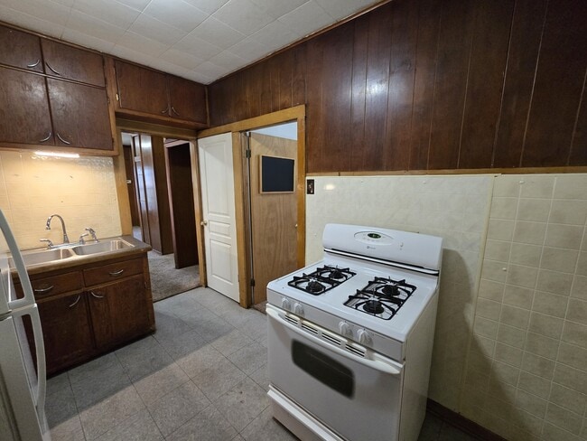 Building Photo - 307 Riehl St
