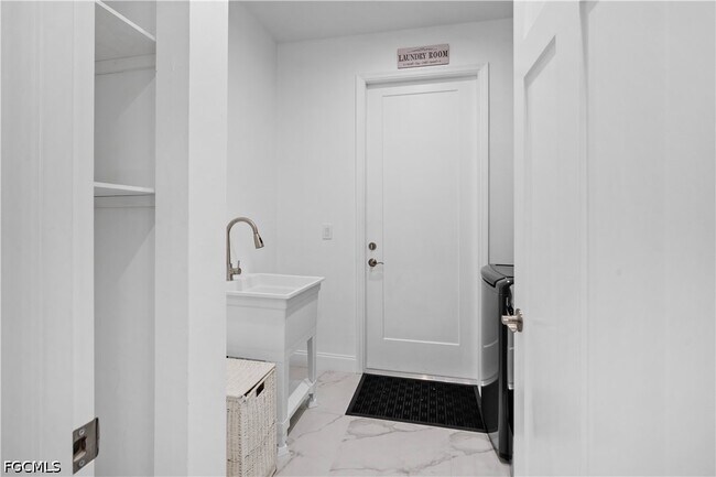 Building Photo - 24 Crestwood Cir S