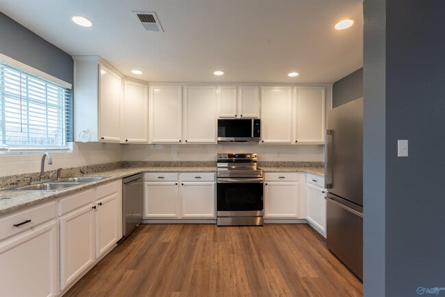 Building Photo - 2401 Bell Manor Dr SW