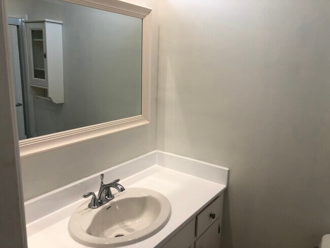 Bath 2 ensuite - 844 7th St