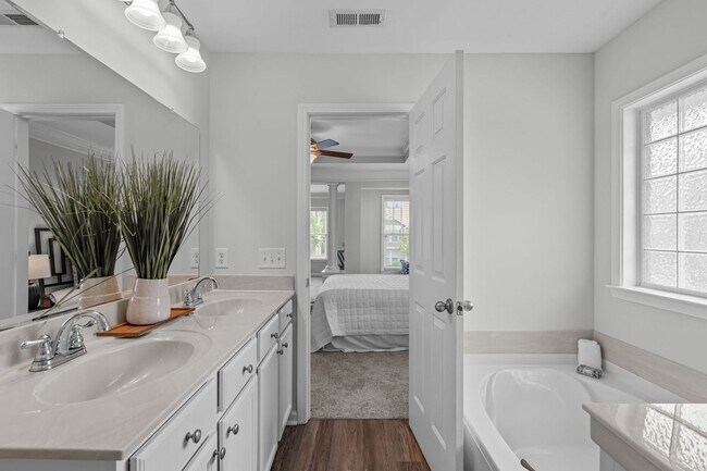 Building Photo - Stylish 2BR+Office (Optional 3rd Bedroom),...