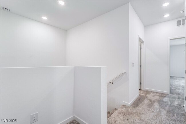 Building Photo - 5730 Sky Pointe Dr