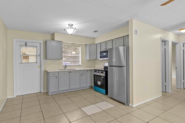Building Photo - Newly remodeled 2 bedroom, 1 bath in Kissi...