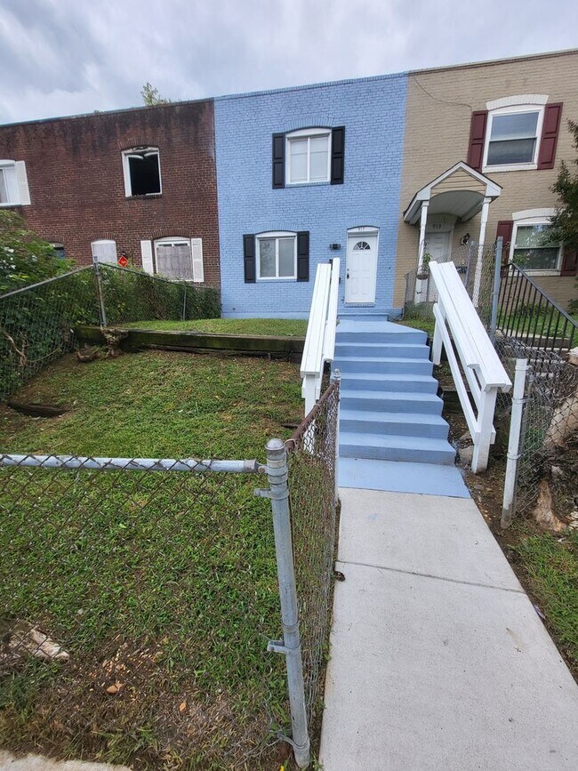 Building Photo - 915 Jack St