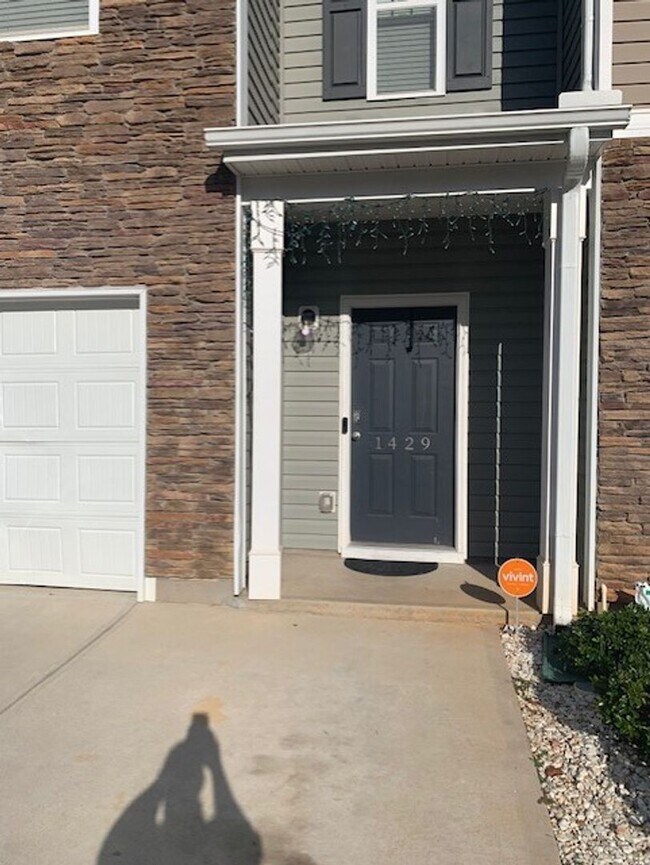 Building Photo - Townhouse