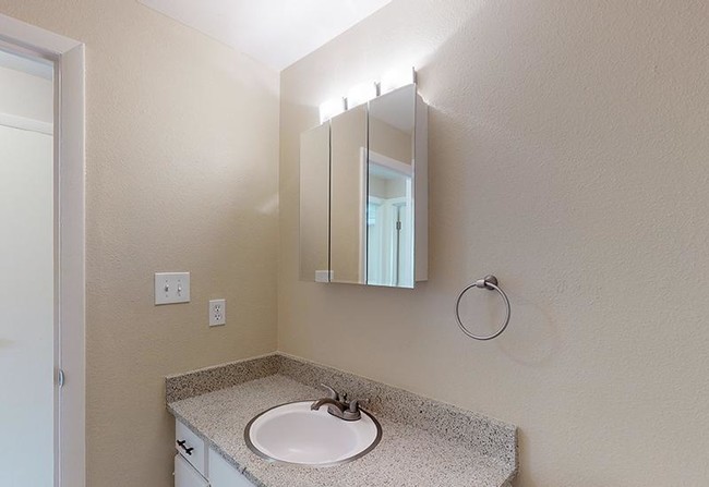 Building Photo - 2 bedroom in Lakewood CO 80214