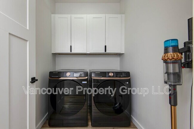 Building Photo - 5075 E Ferdinand Ct