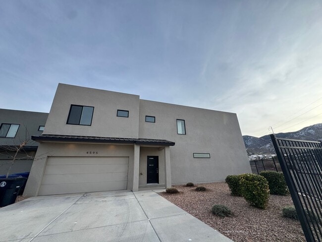 Building Photo - Villa Loma Town Home