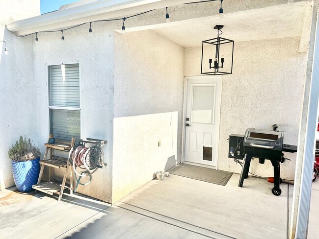 Building Photo - Updated North Fresno 3/2