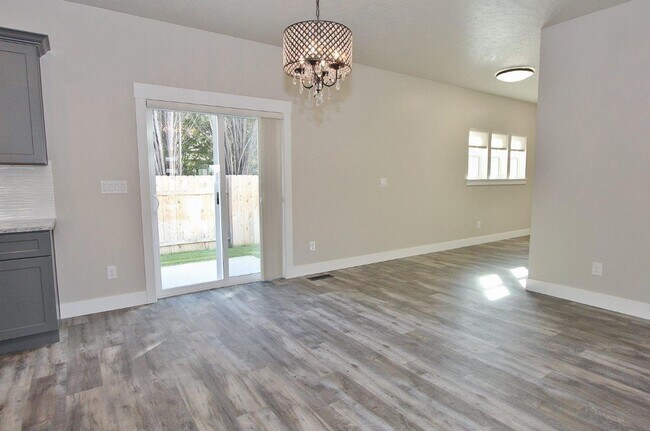 Building Photo - Immaculate North End Home