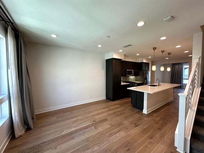 Building Photo - Fantastic 3 Story Townhome - 2 bedrooms - ...