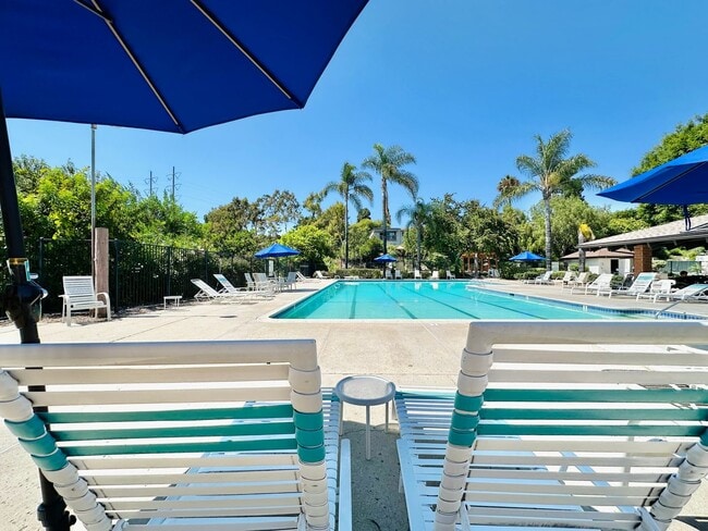 Building Photo - 3 Bedroom Townhome near USD!! Parking + La...