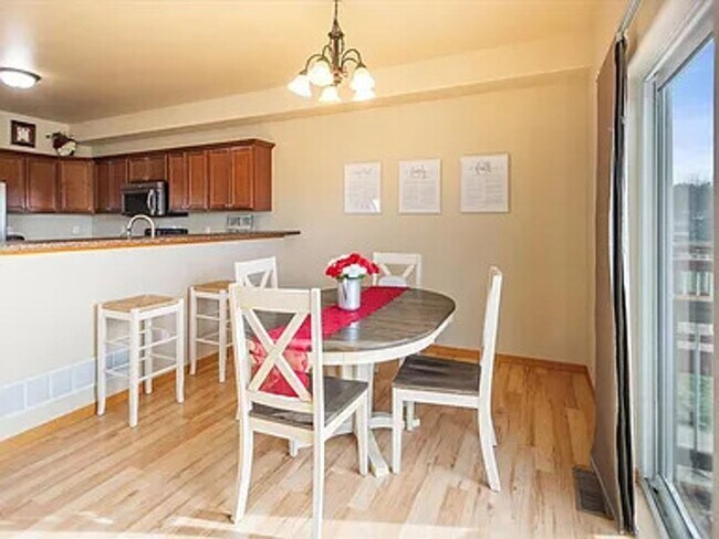 Building Photo - Coralville 4 Bedroom 4 Bath 3 Level Town H...