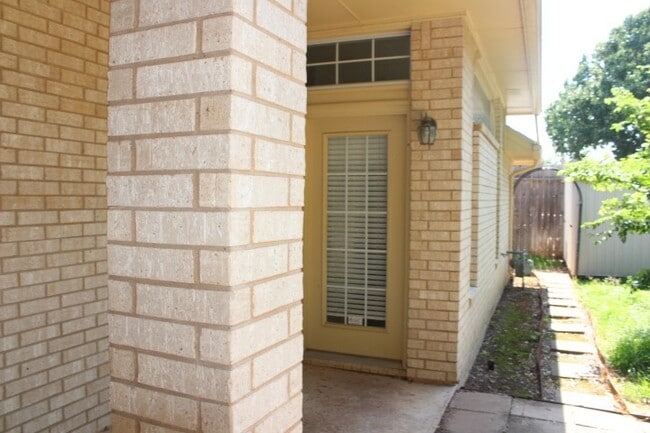 Building Photo - Great West side home located close to shop...