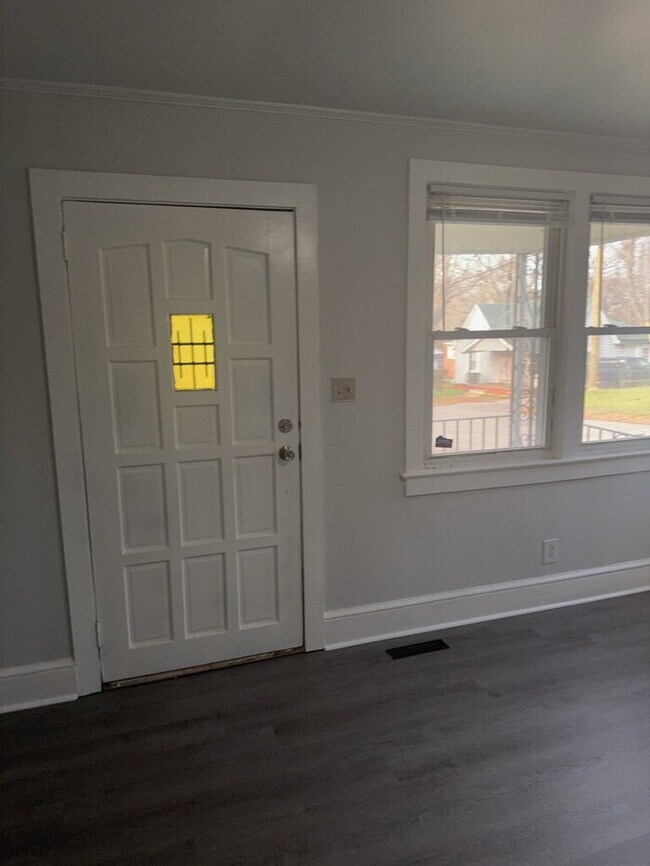 Building Photo - 420 Sims St