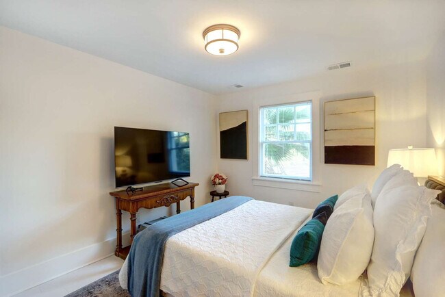 Building Photo - 306 E Victory Dr