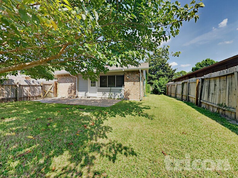 Building Photo - 6127 Larchbrook Dr