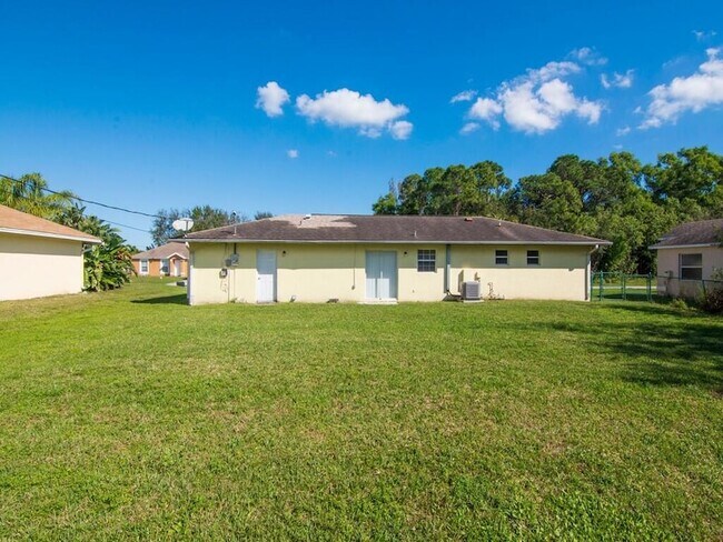 Building Photo - 1190 SE Puritan Ln