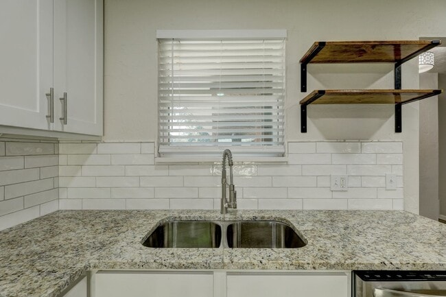Building Photo - Spacious Elegance: Open Floor Plan, Dual V...