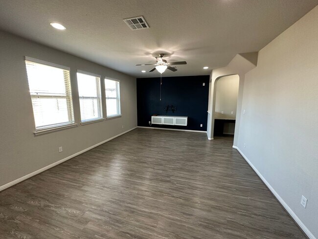 Building Photo - GORGEOUS 4BR 2.5 BATH WITH LOTS OF NEIGHBO...