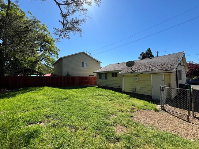 Building Photo - 6727 SE Reedway St