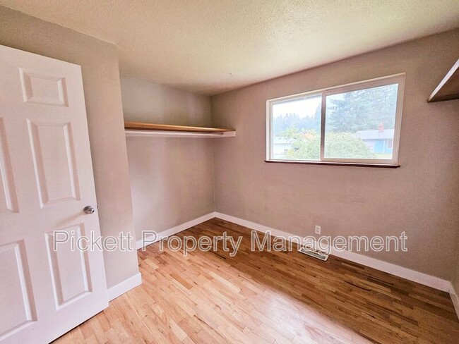 Building Photo - 2567 Madrona Dr SE