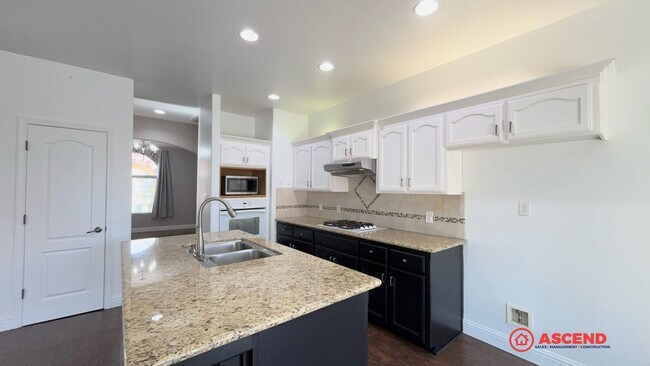 Building Photo - Stunning 3 Bedroom Home In Rosedale!