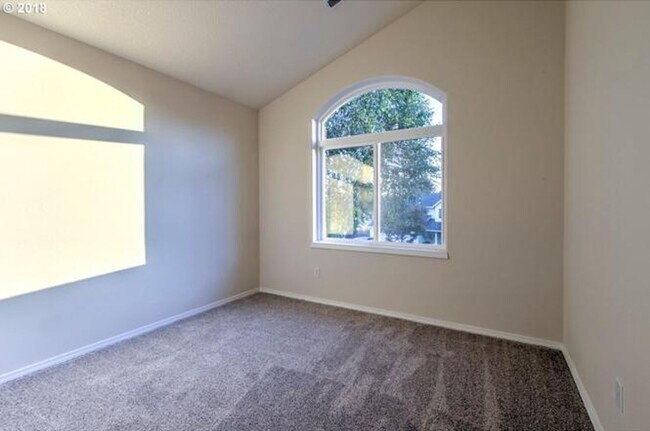 Building Photo - Felida Gem... 4 bedroom, 2.5 bath availabl...