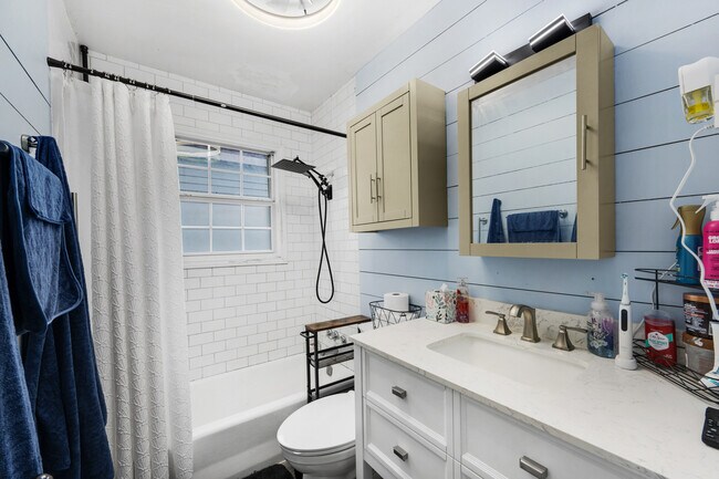 Building Photo - 1913 NW Baldwin Ave