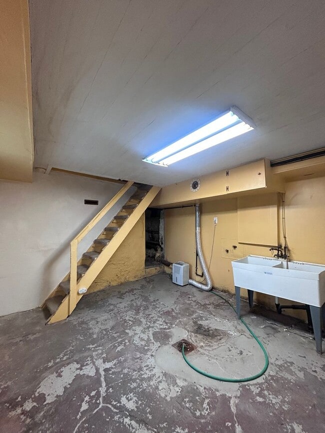 Building Photo - Spacious 2 bedroom 1 bathroom single family home (Marshall-Shadeland)