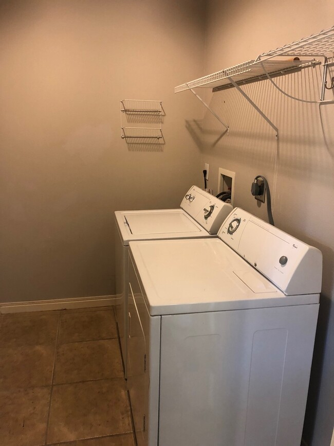 Building Photo - Hyde Park Hideaway! 3/2 with washer/dryer,...