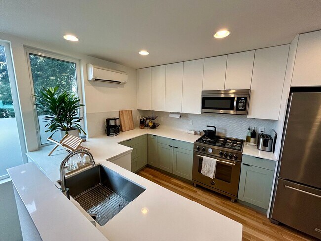 Building Photo - Spacious Ballard Townhome- 2 Bedrooms with Parking