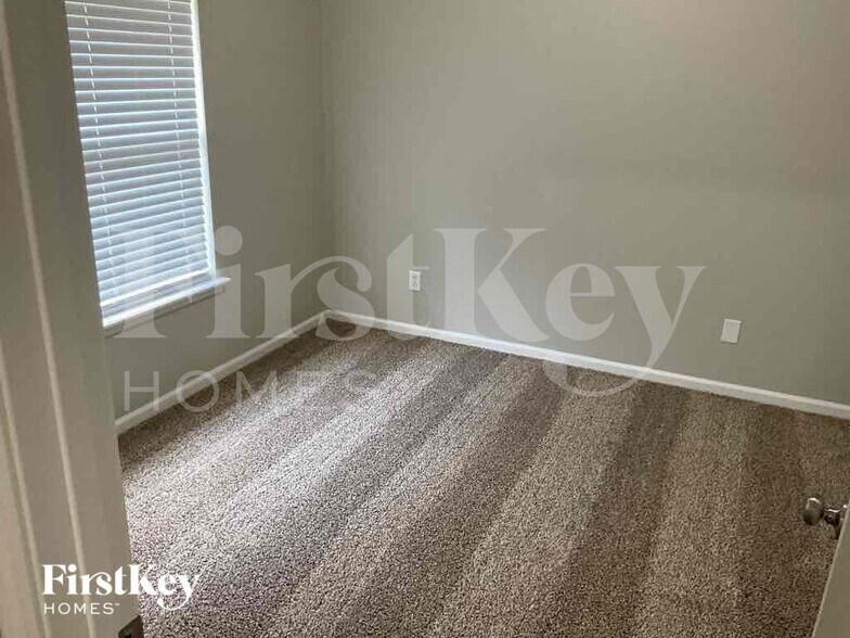 Building Photo - 4592 Royal Port Dr