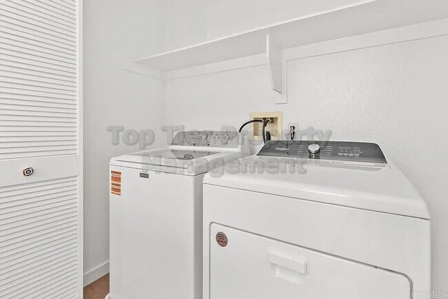 Building Photo - ***Beautiful Like-New 2 bed / 2.5 bath / 1...