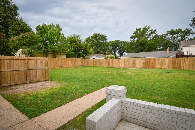 Building Photo - Lease Takeover Opportunity Available! 3 Be...