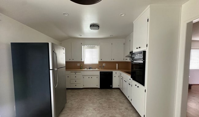 Building Photo - Coastal Living 3 bedroom home in the heart...