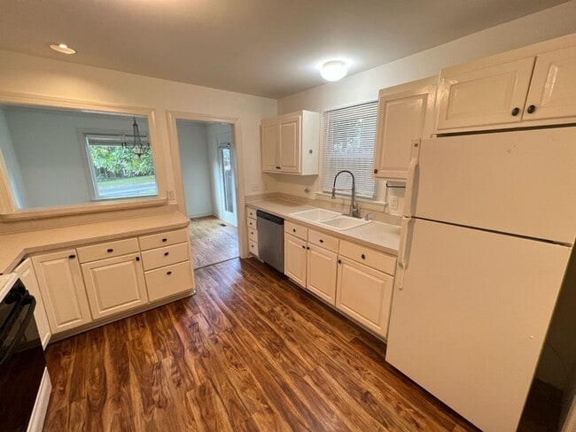 Building Photo - Cozy 3 bedroom home within minutes to Bond Park