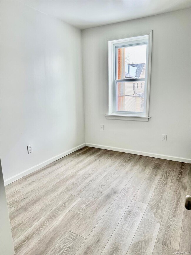 Building Photo - 320 Jericho Tpke